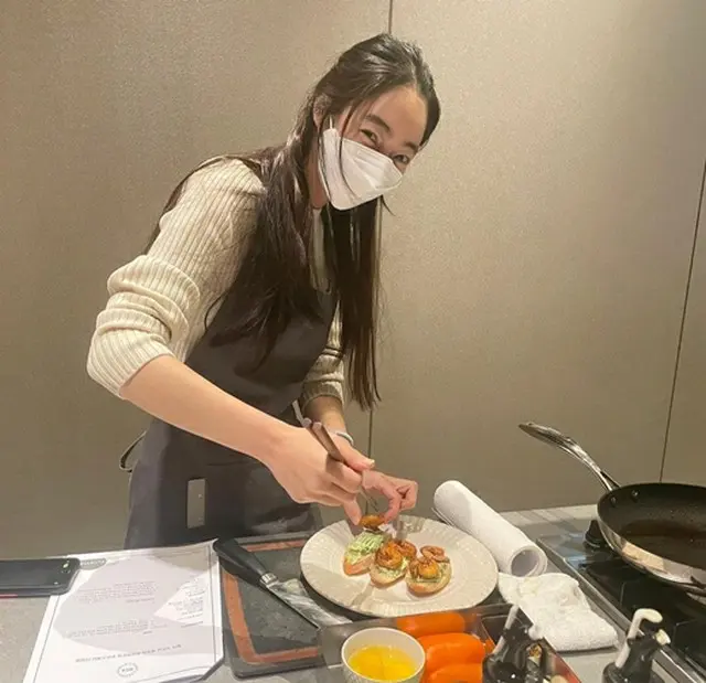 女優ソ・ヒョリム、一生懸命料理をする姿を公開…「月に1度習っているクッキングクラス」（画像提供:wowkorea）