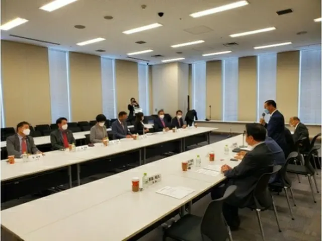 韓日議員連盟の朝鮮通信使委員会と日本の朝鮮通信使交流議員の会が合同会議を開いた。会議の冒頭、日本側の河村建夫元官房長官が発言している＝18日、東京（聯合ニュース）