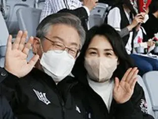 韓国与党の李在明大統領選候補、夫人とプロ野球「韓国シリーズ」を観戦