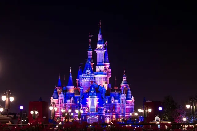 米ディズニーランド66年の歴史で初めて登場した黒人サンタ（画像提供:wowkorea）