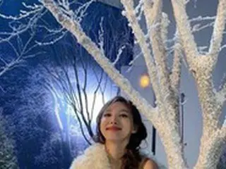 ナヨン（TWICE）、“アナ雪のエルサが降臨!?　”雪のセットから愛らしいスマイルで魅了…「私は冬派」