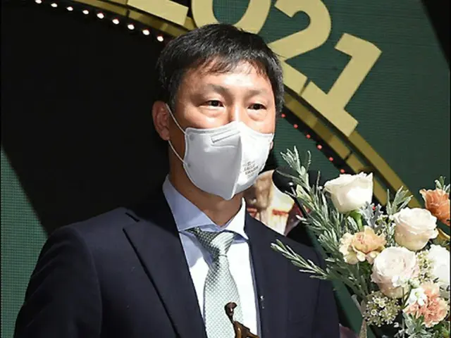 結婚記念日に監督賞受賞した全北現代の監督、「賞金で妻にバッグをプレゼント」＝韓国Kリーグ1授賞式（画像提供:wowkorea）