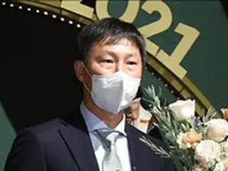 結婚記念日に監督賞受賞した全北現代の監督、「賞金で妻にバッグをプレゼント」＝韓国Kリーグ1授賞式