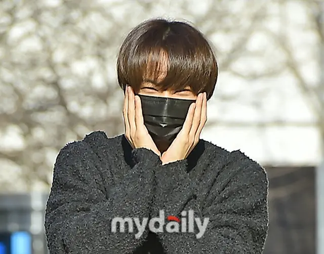 「EXO」のKAI、「花びらポーズではにかんだ笑顔」（画像提供:wowkorea）