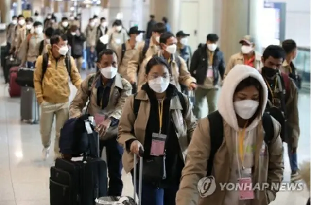 仁川国際空港に到着した海外からの入国者＝14日、仁川（聯合ニュース）