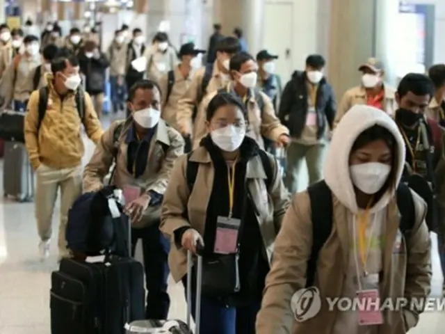 仁川国際空港に到着した海外からの入国者＝14日、仁川（聯合ニュース）