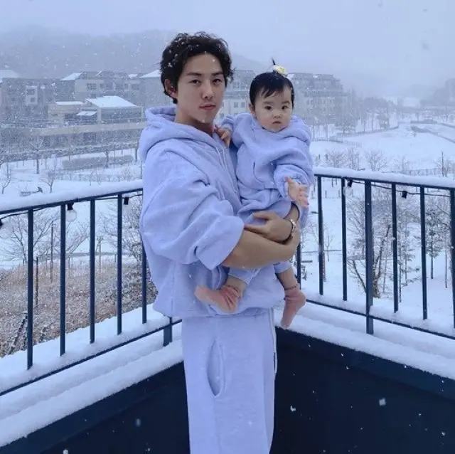 子役出身俳優ペク・ソンヒョン、長女と初雪見物の近況ショット…「雪は初めてでしょ？」とイケメンパパぶり際立つ（画像提供:wowkorea）