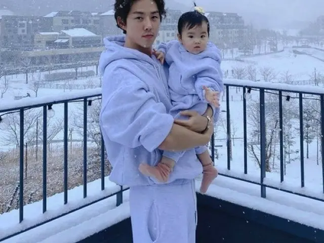 子役出身俳優ペク・ソンヒョン、長女と初雪見物の近況ショット…「雪は初めてでしょ？」とイケメンパパぶり際立つ（画像提供:wowkorea）