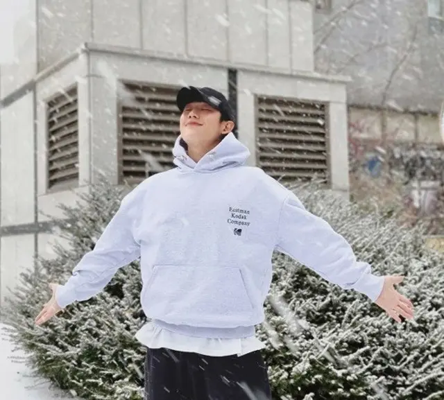 俳優チョン・ヘイン、全身で楽しむ白い雪”Snowdrop day”…CMのような日常公開（画像提供:wowkorea）