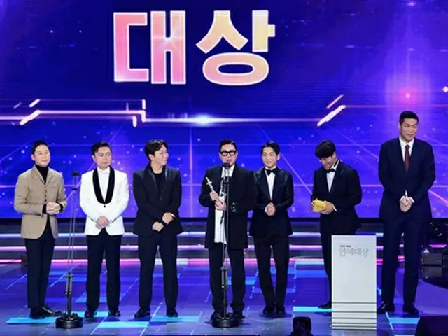「2021 SBS芸能大賞」で大賞を受賞した「みにくいうちの子」チーム。（画像提供:wowkorea）