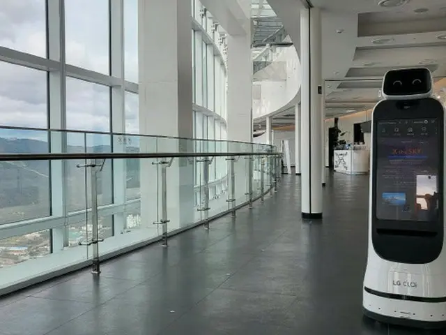 LGの案内ロボット、釜山の展望台で観光客を案内＝韓国（画像提供:wowkorea）