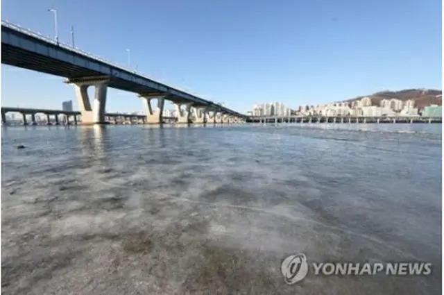 氷が張った漢江の川面＝２６日、ソウル（聯合ニュース）