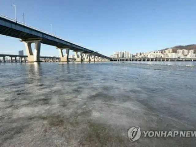 氷が張った漢江の川面＝２６日、ソウル（聯合ニュース）