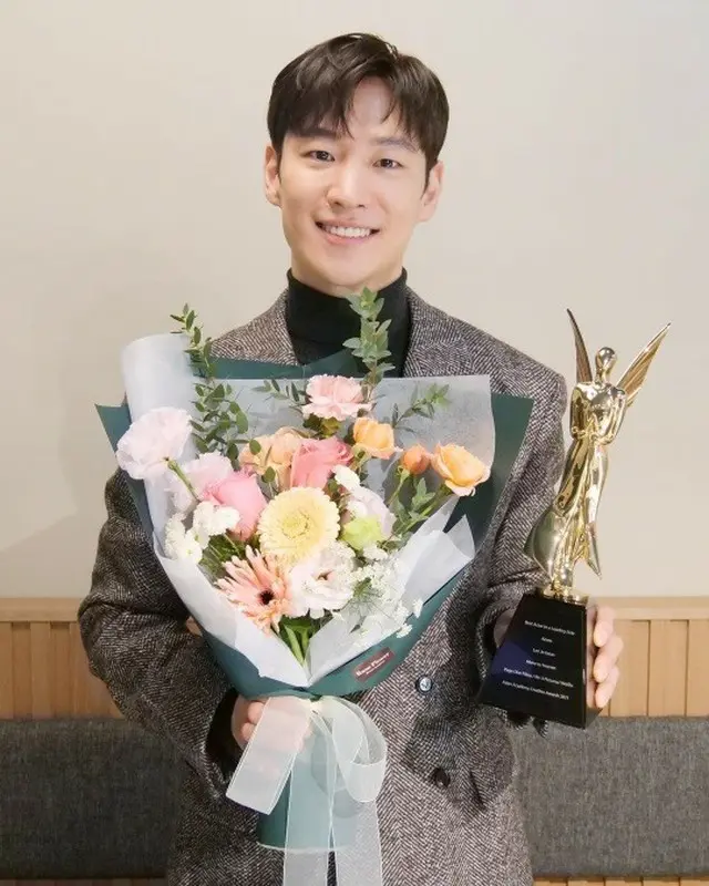 俳優イ・ジェフン、トロフィーと花束と喜びの笑顔…「2021 AACA(Asian Academy Creative Awards)」で”主演男優賞″受賞（画像提供:wowkorea）