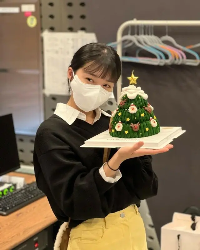 チョン・ウンジ （Apink）、クリスマスツリー模様のケーキプレゼントに喜びのダンスタイム（画像提供:wowkorea）