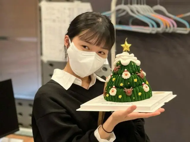 チョン・ウンジ （Apink）、クリスマスツリー模様のケーキプレゼントに喜びのダンスタイム（画像提供:wowkorea）