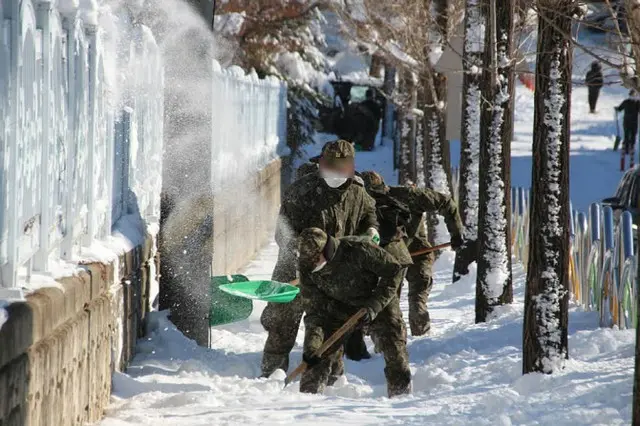 「なぜ将兵たちだけ除雪するのか…公務員は？」除雪支援軍にネットユーザーら批判＝韓国（画像提供:wowkorea）