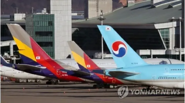 大韓航空（手前）とアシアナ航空の旅客機（資料写真）＝（聯合ニュース）