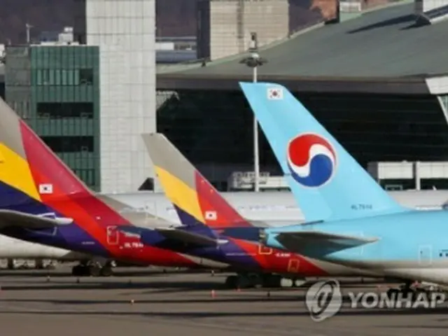 大韓航空（手前）とアシアナ航空の旅客機（資料写真）＝（聯合ニュース）