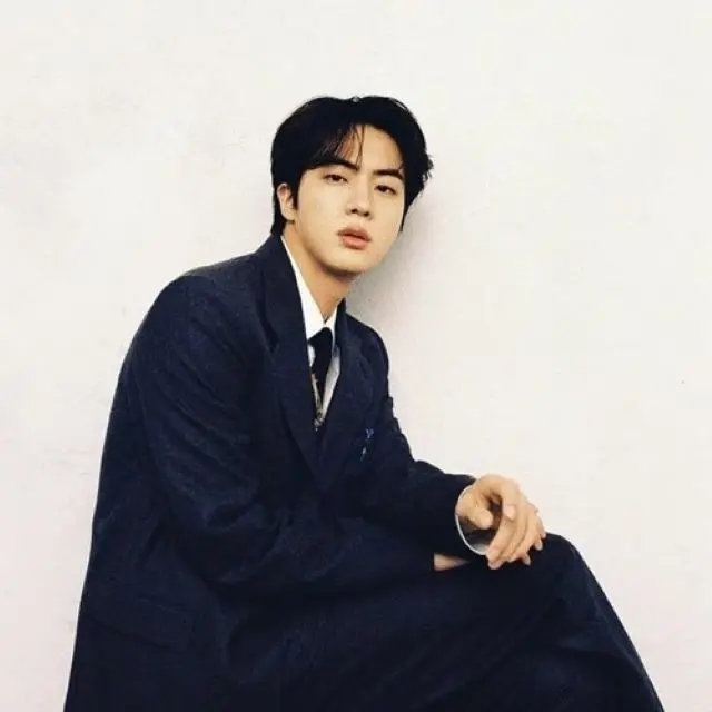 “レコ大2年連続「特別国際音楽賞」”「BTS（防弾少年団）」のJIN、新年から目の保養を誘うスーツ姿でファンにあいさつ（画像提供:wowkorea）