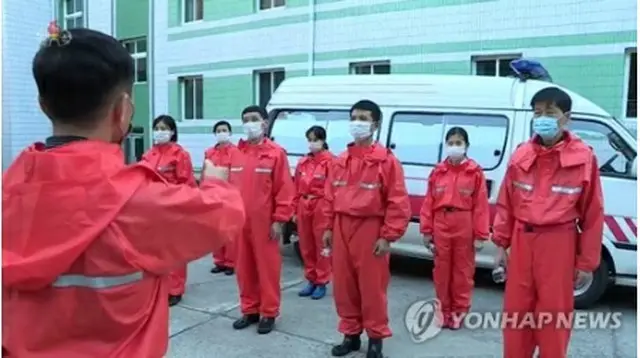 救急車の前に並ぶ北朝鮮の防疫関係者（資料写真）＝（聯合ニュース）≪転載・転用禁止≫