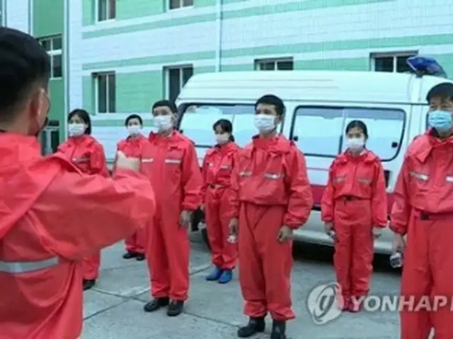 救急車の前に並ぶ北朝鮮の防疫関係者（資料写真）＝（聯合ニュース）≪転載・転用禁止≫