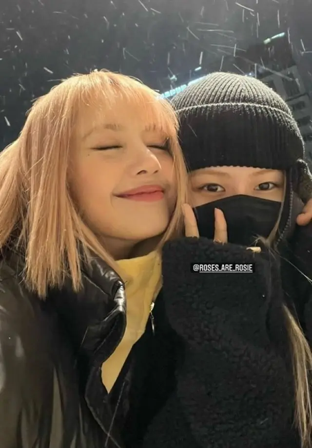 「BLACKPINK」LISA＆ROSE、雪が降った記念にデートでパチリ…仲良くツーショット公開（画像提供:wowkorea）