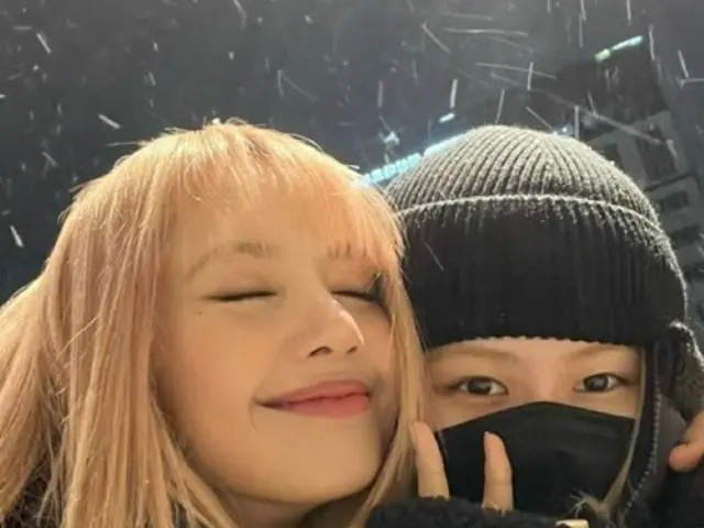 「BLACKPINK」LISA＆ROSE、雪が降った記念にデートでパチリ…仲良くツーショット公開（画像提供:wowkorea）