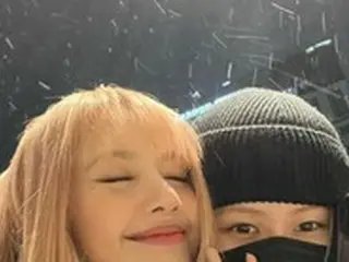 「BLACKPINK」LISA＆ROSE、雪が降った記念にデートでパチリ…仲良くツーショット公開