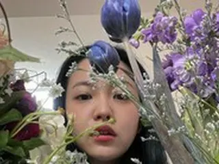 「Red Velvet」イェリ、花の間から夢幻的な表情で近況公開