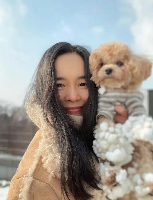 女優チョン・ヘヨン、愛犬を抱えてラブリーな美貌を披露（画像提供:wowkorea）