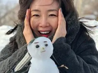 女優チェ・ジウ、雪だるまを前に“満面の笑み”…投稿写真が話題