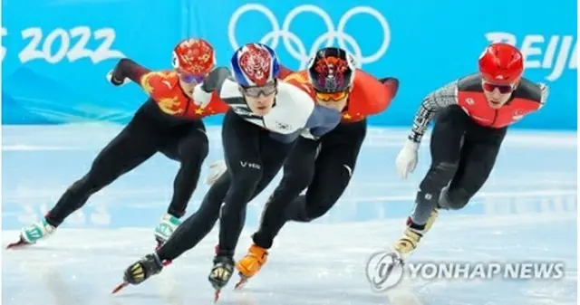 ショートトラック男子１０００メートル準決勝１組で、韓国選手を抜いて先頭に立った黄＝７日、北京（聯合ニュース）