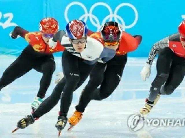 ショートトラック男子１０００メートル準決勝１組で、韓国選手を抜いて先頭に立った黄＝７日、北京（聯合ニュース）