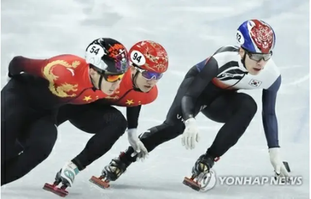 韓国のエース黄大憲（ファン・デホン）は準決勝1組で1位となったが、レーン変更が遅かったという理解し難い理由で失格となった。写真は失格の理由となった場面＝（聯合ニュース）