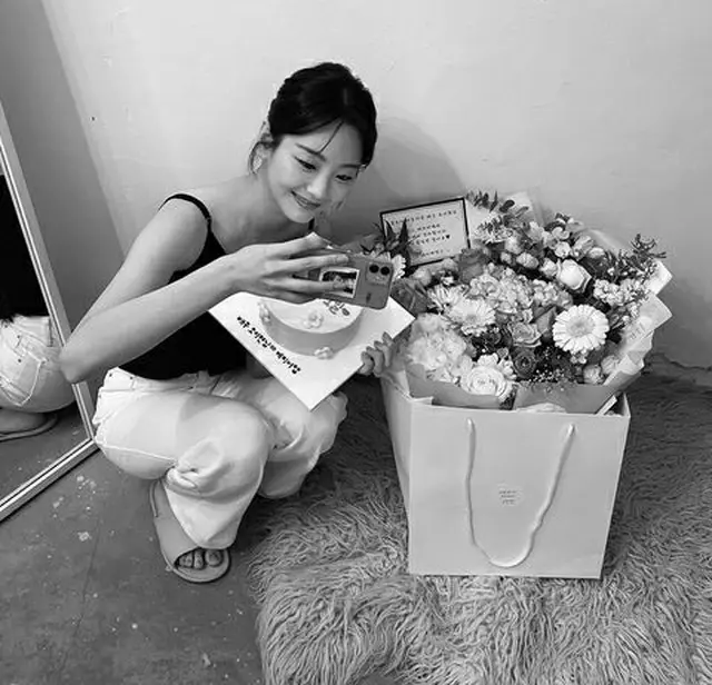 女優チョ・イヒョン、大きな花束の横で愛らしい微笑み…人気若手女優の日常（画像提供:wowkorea）