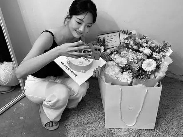 女優チョ・イヒョン、大きな花束の横で愛らしい微笑み…人気若手女優の日常（画像提供:wowkorea）
