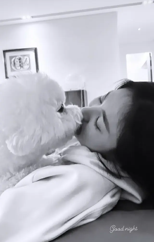 女優ソン・ヘギョ、眠る前のキスは必ず…かわいすぎる愛犬の姿（画像提供:wowkorea）