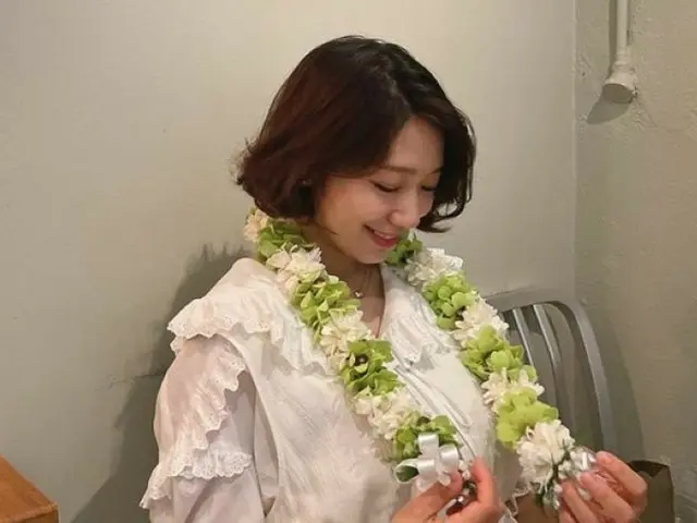 “第一子妊娠中”女優パク・シネ、結婚後初の誕生日を迎えショートヘアまぶしい近況ショットでファンたちに感謝（画像提供:wowkorea）