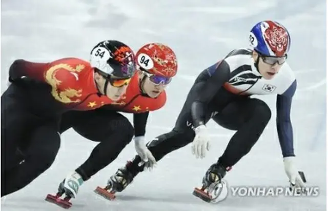 韓国スピードスケート・ショートトラック男子のエース黄大憲は準決勝１組で１位となったが、レーン変更が遅かったという理解し難い理由で失格となった。写真は失格の理由となった場面＝（聯合ニュース）