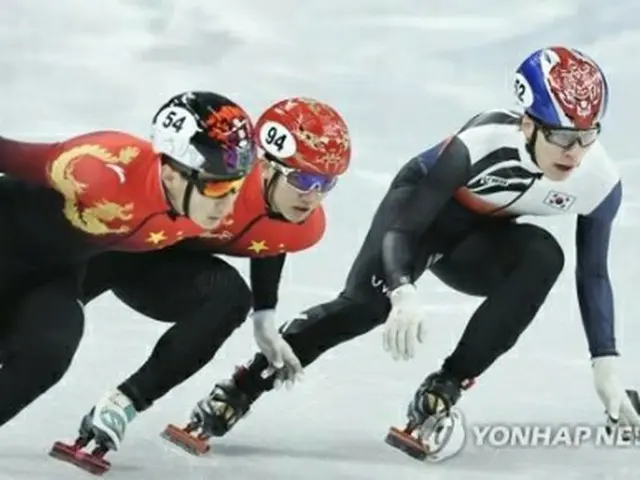 韓国スピードスケート・ショートトラック男子のエース黄大憲は準決勝１組で１位となったが、レーン変更が遅かったという理解し難い理由で失格となった。写真は失格の理由となった場面＝（聯合ニュース）