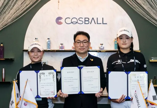 ＜女子ゴルフ＞COSBALL、2022KLPGAルーキーのチェ・イェボン＆チョン・ジュリを獲得＝ゴルフ団創設　写真左からチョン・ジュリ、チャン・インソン会長、チェ・イェボン（画像提供:wowkorea）