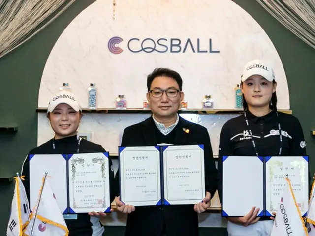 ＜女子ゴルフ＞COSBALL、2022KLPGAルーキーのチェ・イェボン＆チョン・ジュリを獲得＝ゴルフ団創設　写真左からチョン・ジュリ、チャン・インソン会長、チェ・イェボン（画像提供:wowkorea）