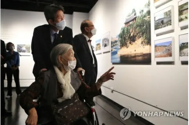 昨年１０月、ソウル北方の南北軍事境界線に近い京畿道・坡州の烏頭山統一展望台で開かれた写真展を訪れた南北離散家族の女性＝（聯合ニュース）