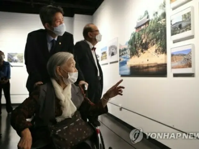 昨年１０月、ソウル北方の南北軍事境界線に近い京畿道・坡州の烏頭山統一展望台で開かれた写真展を訪れた南北離散家族の女性＝（聯合ニュース）