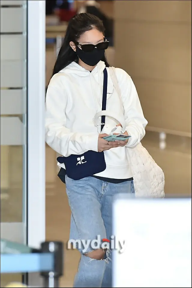 【フォト】「BLACKPINK」JENNIE、海外日程を終え韓国へ帰国“目を引くラフな空港ファッション”＝インチョン（仁川）国際空港（画像提供:wowkorea）