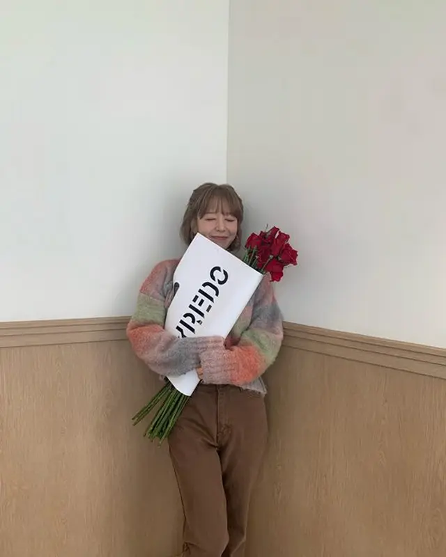 歌手チョア（元AOA）、花束抱えて「突然のプロポーズ」（画像提供:wowkorea）