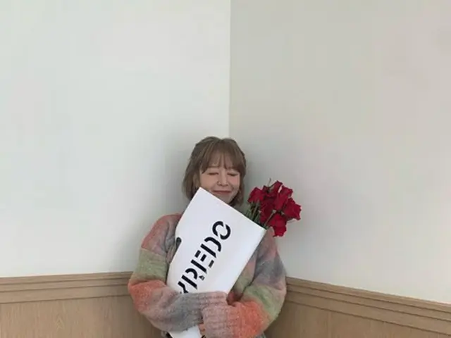歌手チョア（元AOA）、花束抱えて「突然のプロポーズ」（画像提供:wowkorea）