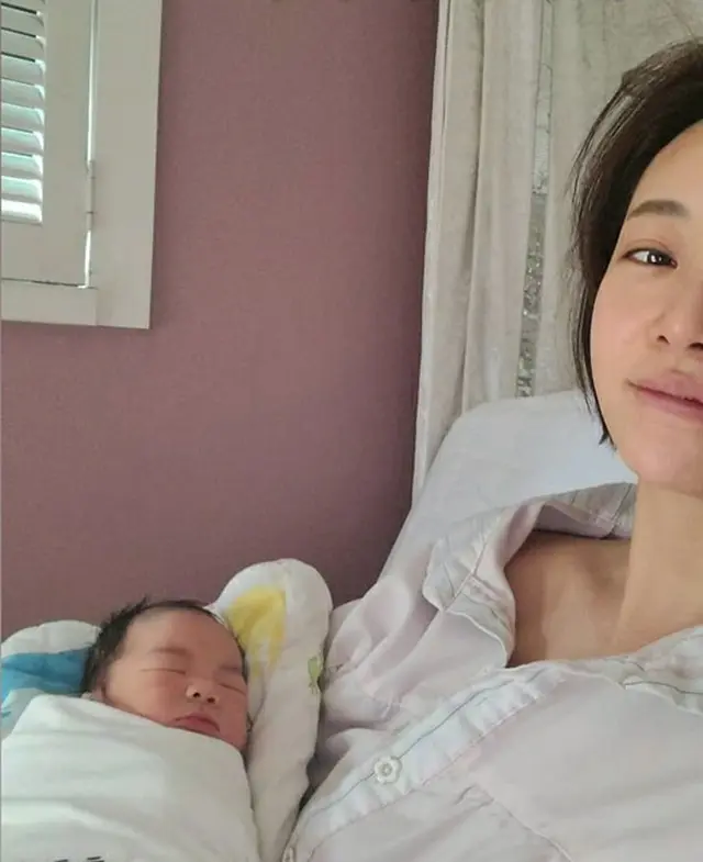 女優ファン・ジョンウム、おくるみに包まれた第2子を公開（画像提供:wowkorea）