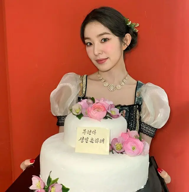 「Red Velvet」アイリーン、大きな誕生日ケーキを持ってクールな微笑み（画像提供:wowkorea）